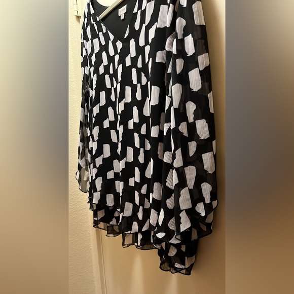 🌟 Flowy Avenue Blouse 🌟 Price Reduced!🔥 - Picture 2 of 6